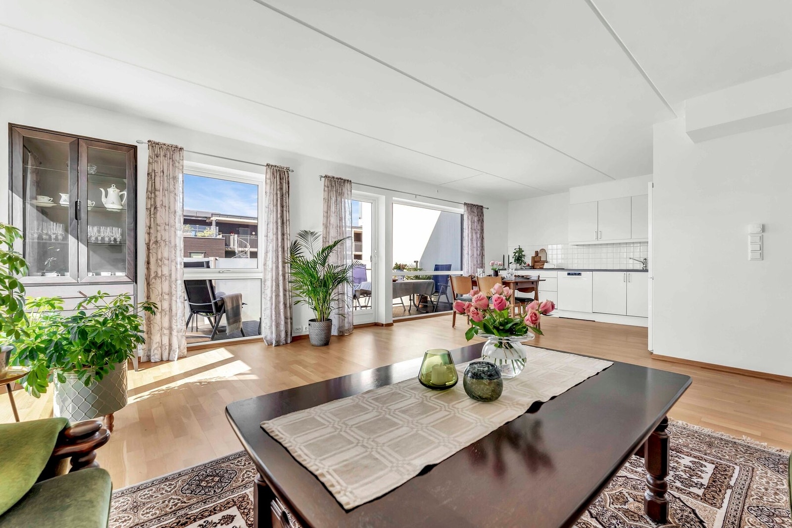 Lys og koselig stue med store vinduer som slipper inn rikelig med lys. Galleribilde