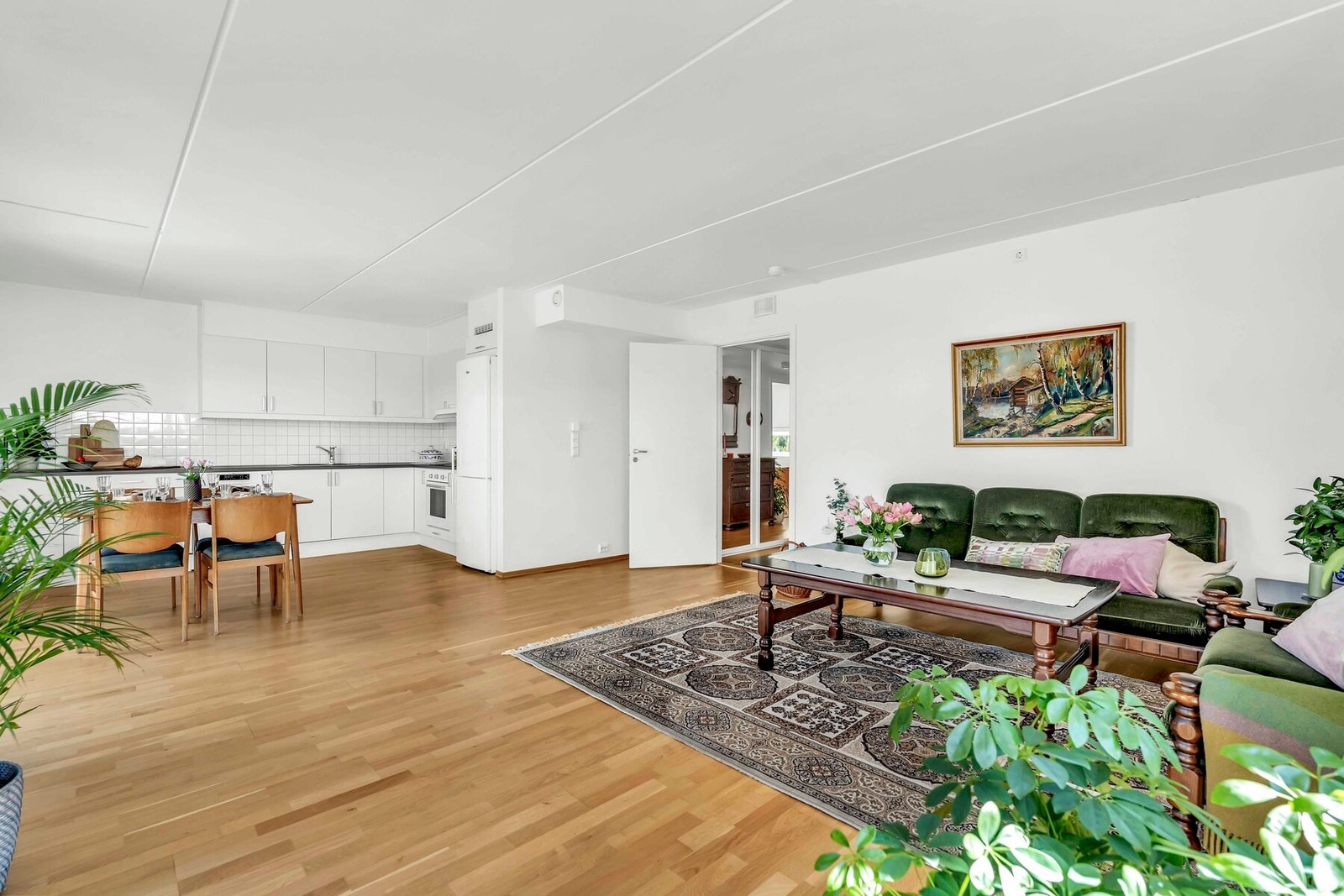 Det er åpen løsning mellom stuen og kjøkkenet. Galleribilde