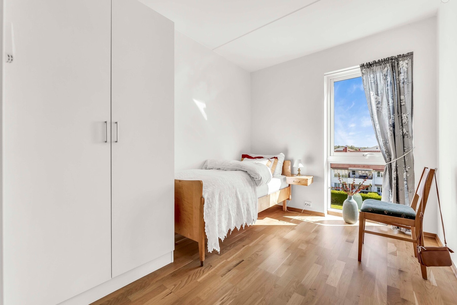 Gjestesoverom med garderobeskap. Galleribilde