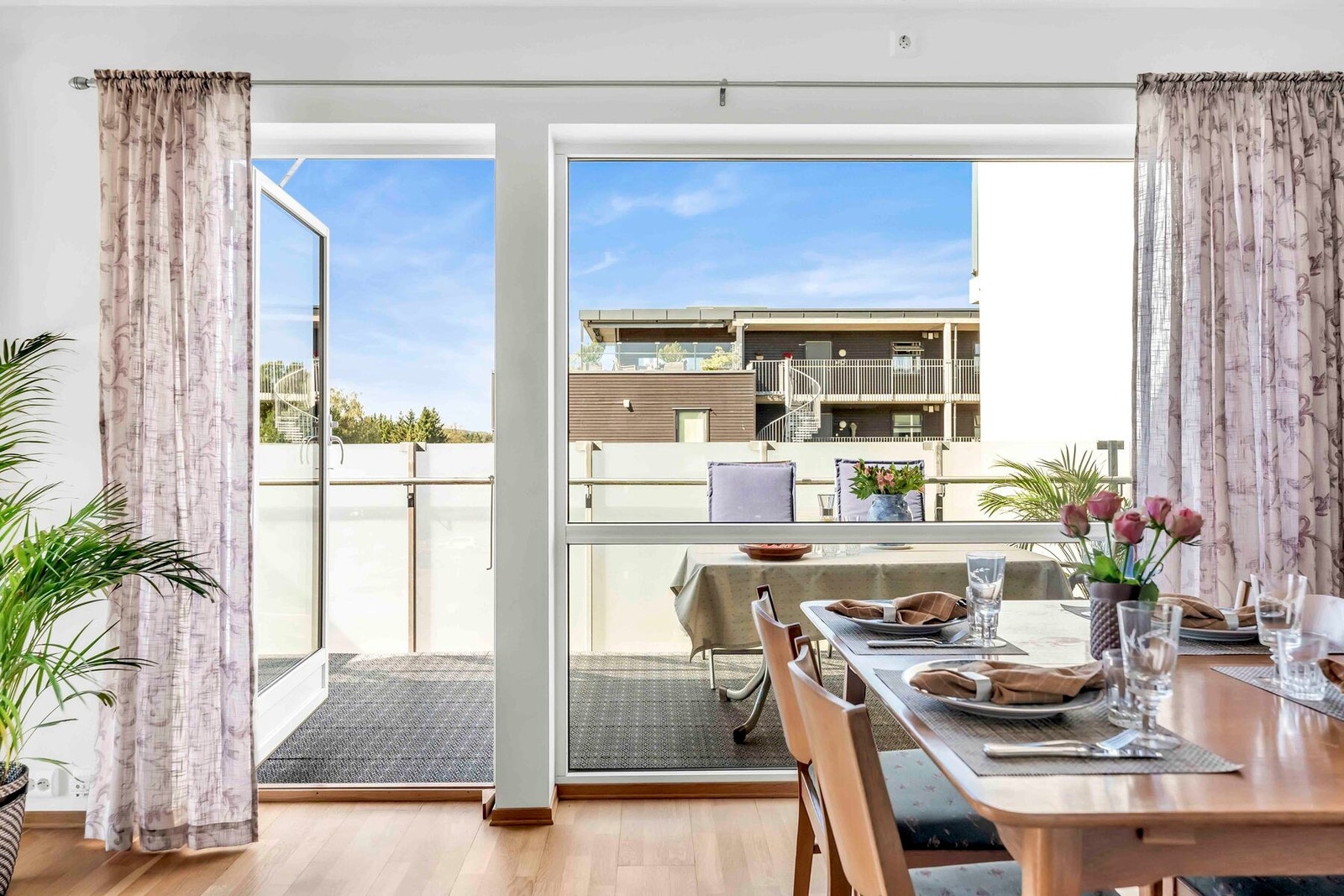 Det er utgang til romslig, solrik balkong fra stuen/kjøkkenet. Galleribilde