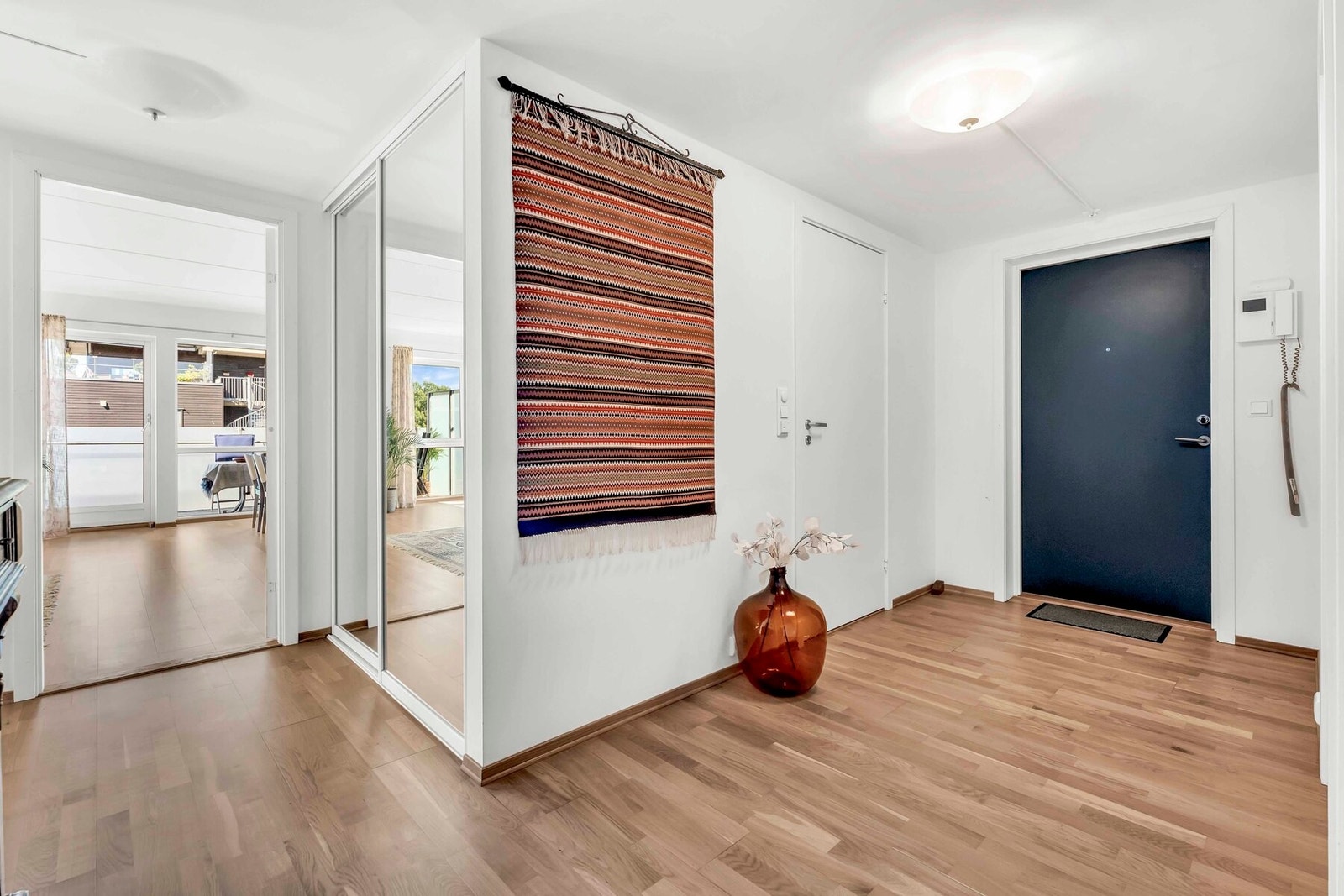 Lys og romslig entré. Galleribilde