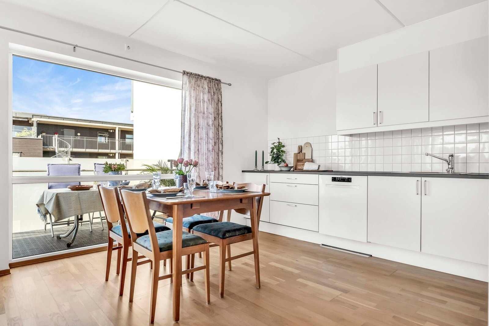 Det er god spiseplass på kjøkkenet. Galleribilde