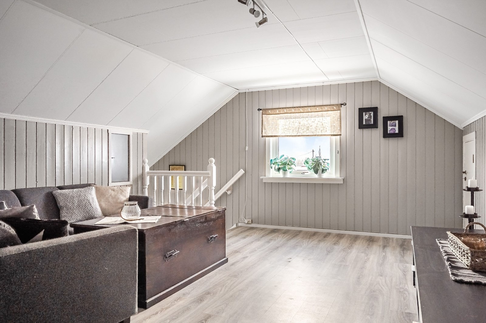 Vindu på endeveggen som slipper inn fint med lys. Galleribilde