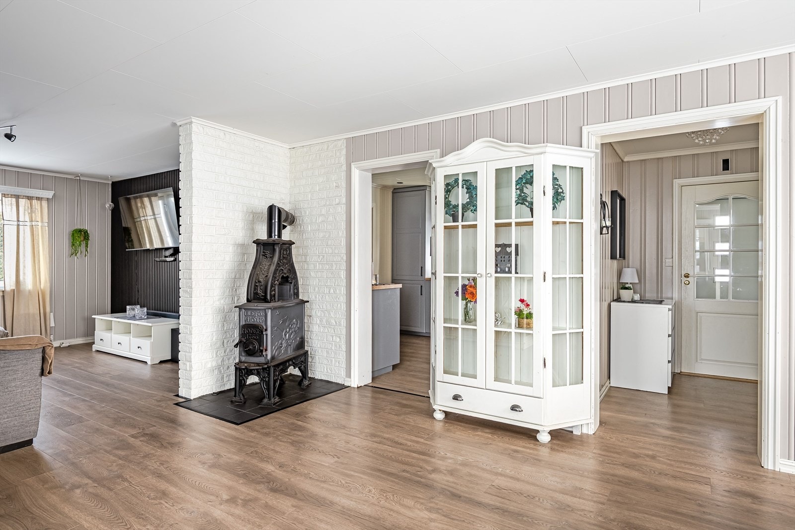 Stuen er møbleringsvennlig og lys, og et hyggelig oppholdsrom i boligen. Galleribilde