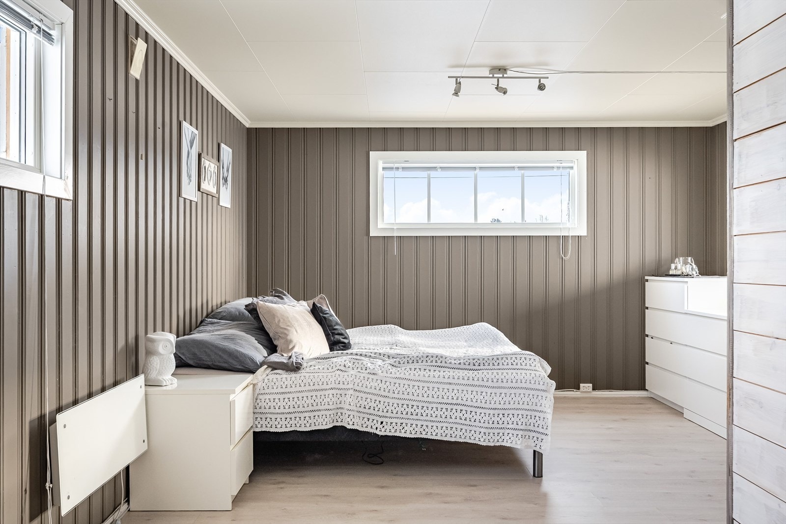 Det er god plass til seng og oppbevaringsmøbel. Oppvarming med panelovn. Galleribilde