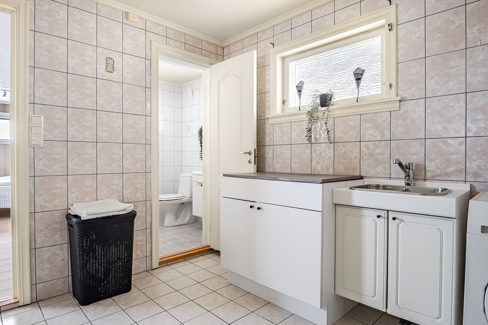 Badet har også i tillegg til servantinnredningen en praktisk benkeinnredning med vask tilknyttet opplegget til vaskemaskinen. Galleribilde
