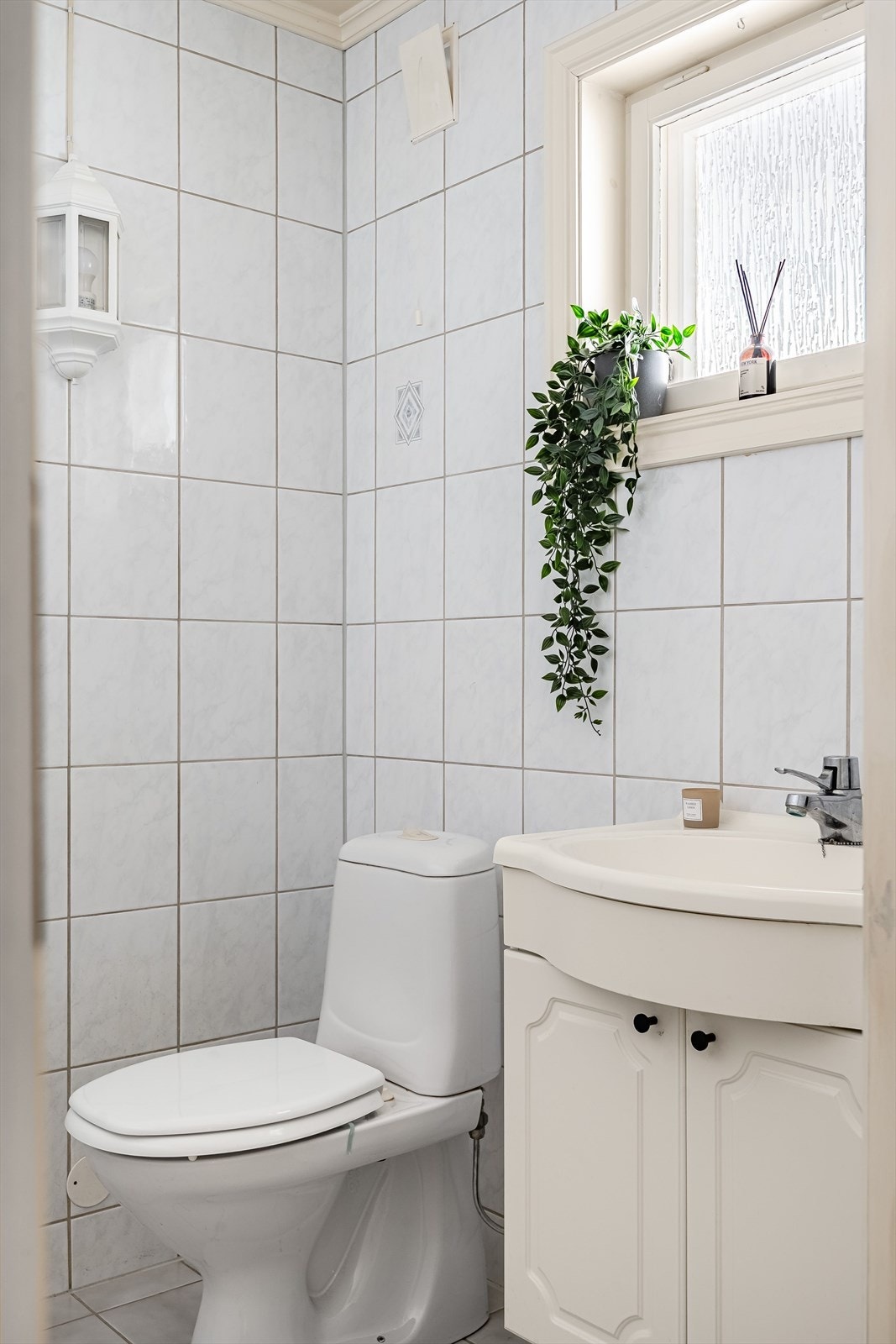 Separat og flislagt toalettrom på innsiden av badet. Det er naturlig ventilering i rommet. Galleribilde