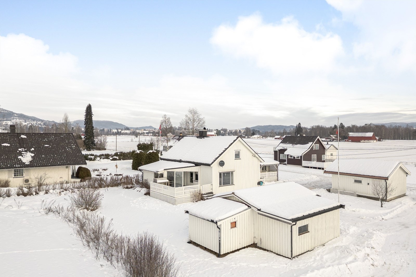 Hage og fine uteplasser med gode solforhold fra morgen til kveld. Galleribilde