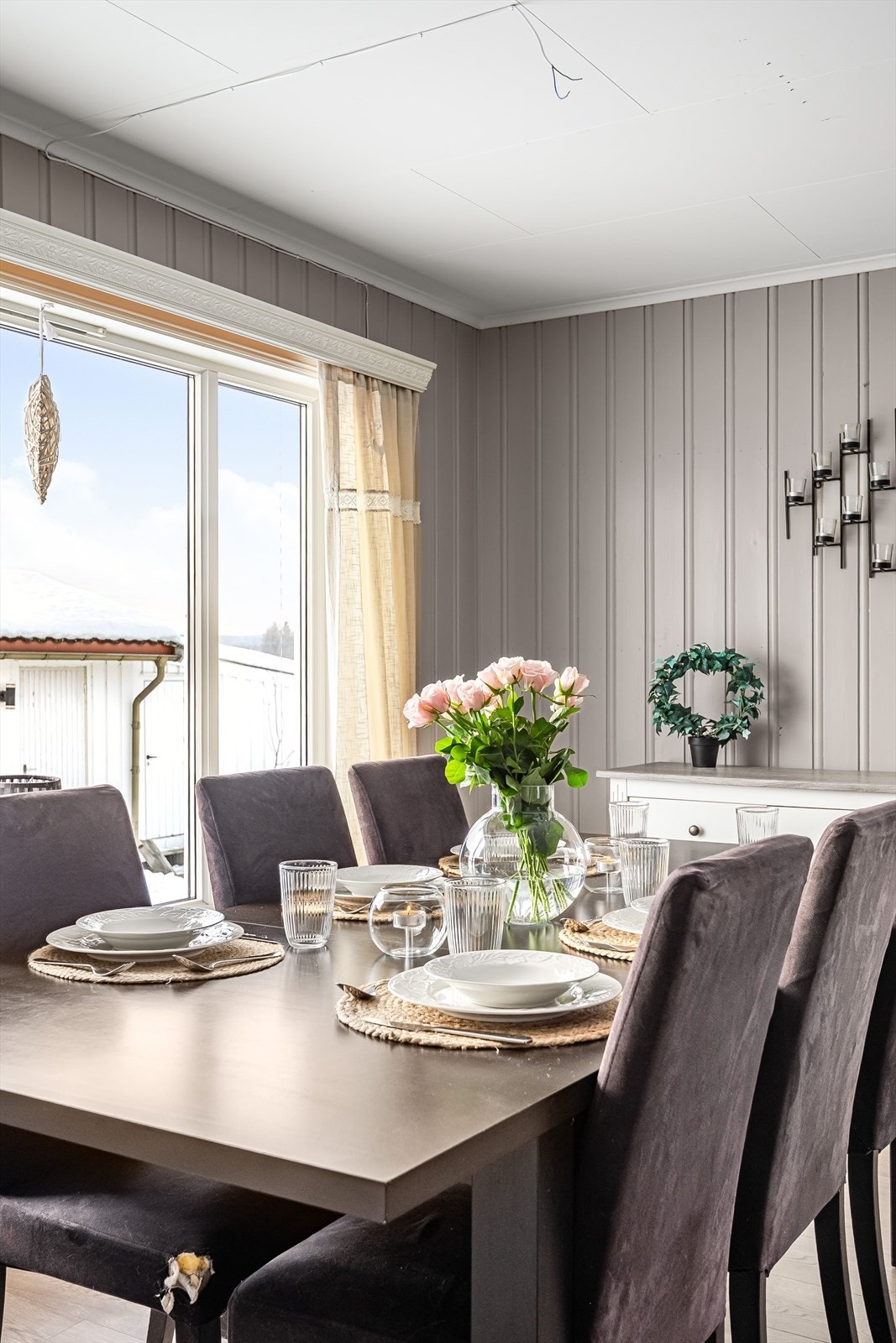 Spiseplassen har direkte utsyn til uteområdet gjennom de store vindusflatene. Galleribilde