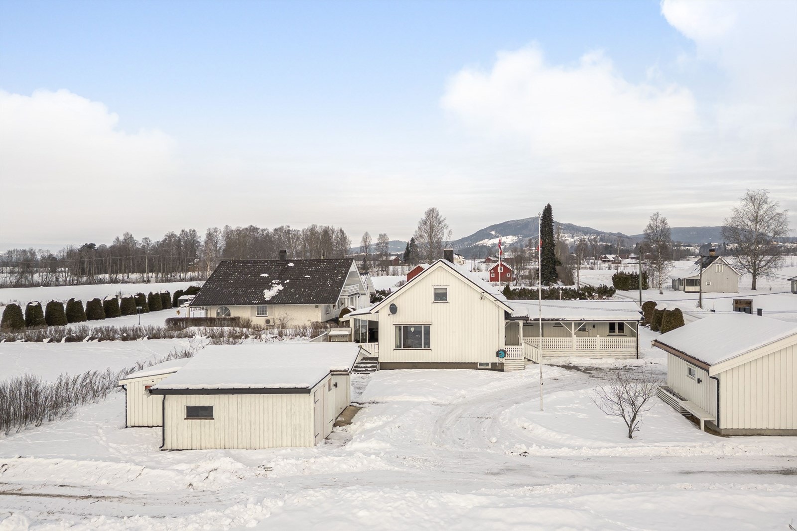 Boligen ligger landlig inntil åker og eng, og med noen naboer rundt. Galleribilde