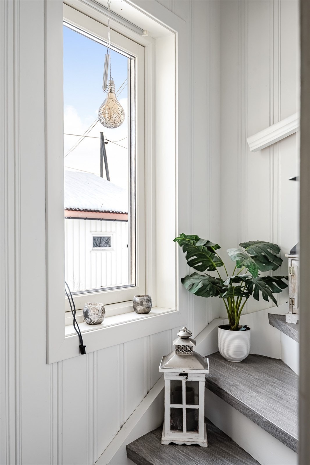 Fra entréen er det adkomst til 2. etasje. Galleribilde