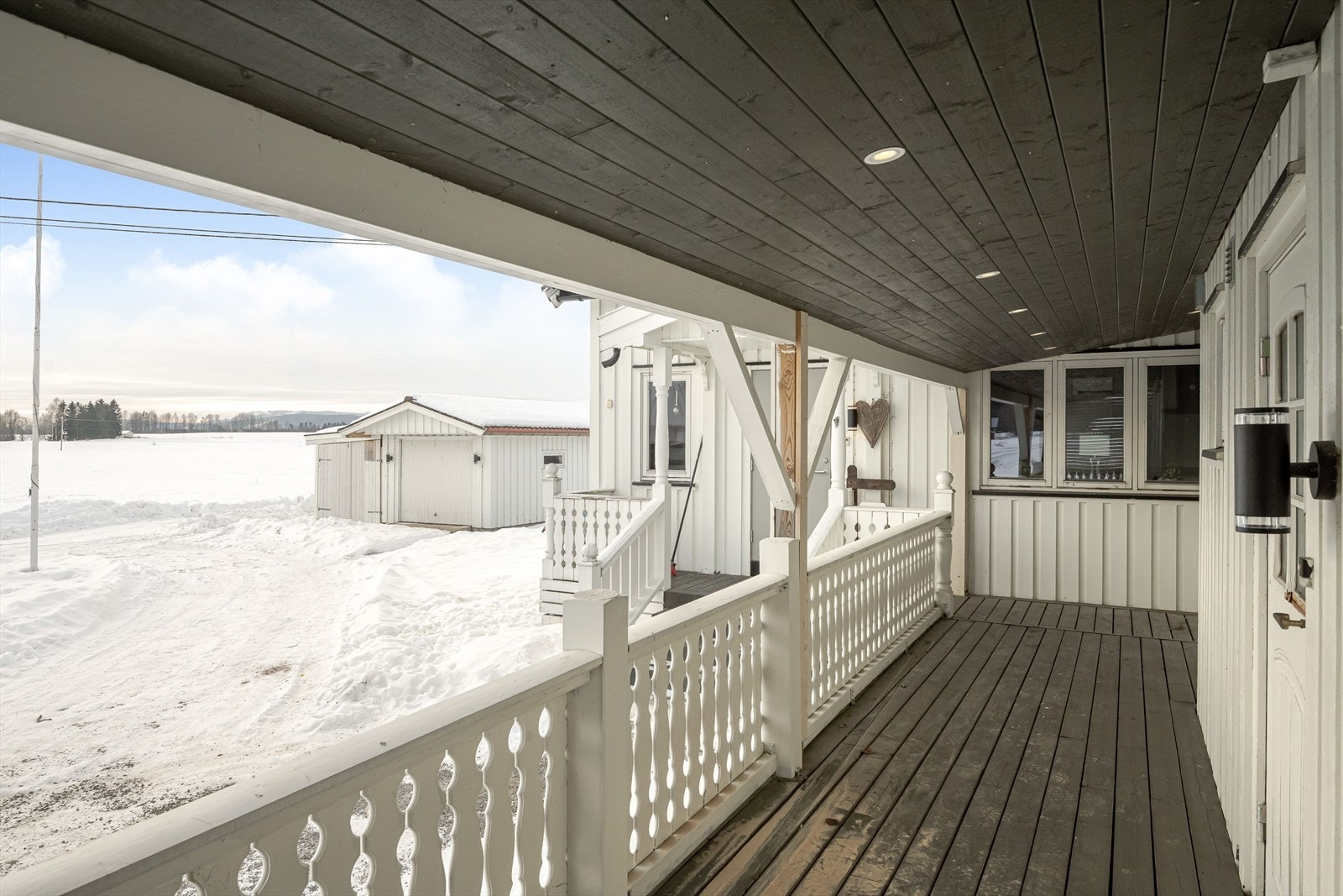 Overbygget terrasse med inngang til den andre entréen. Galleribilde