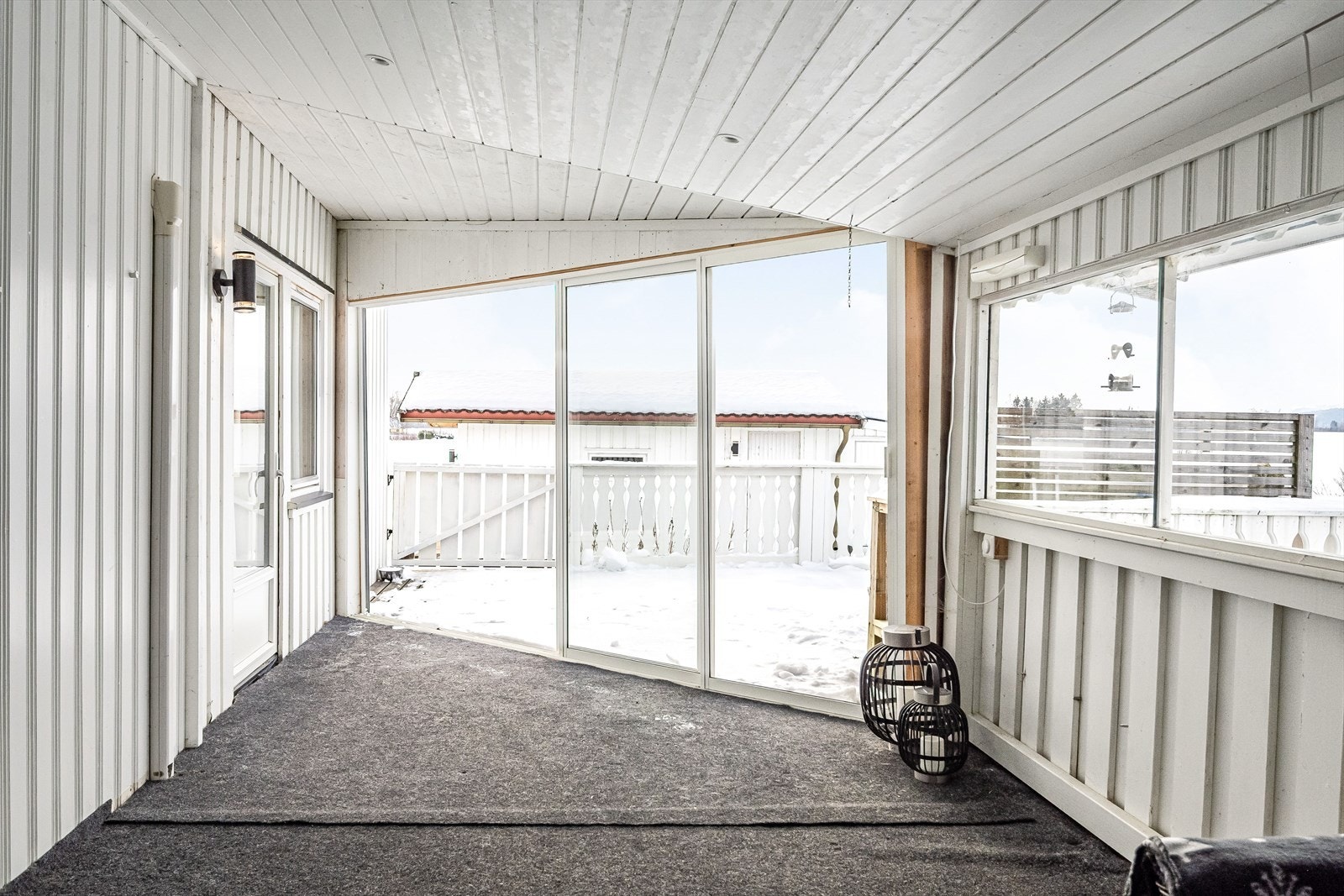 Skyvedører i glass gir enkel tilgang til terrassen. Galleribilde