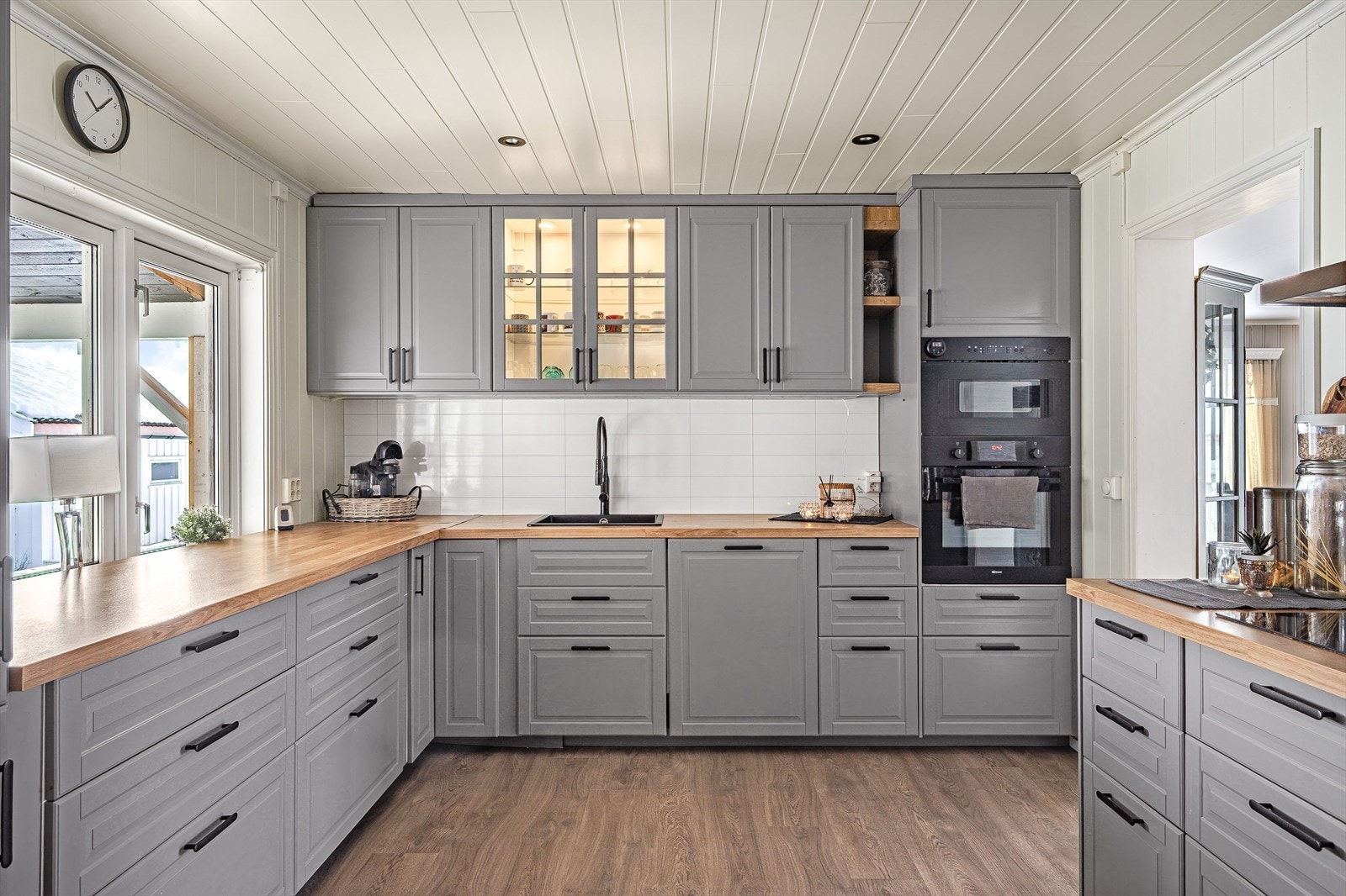 Integrerte hvitevarer inkluderer platetopp, stekeovn, mikrobølgeovn, oppvaskmaskin og kjøleskap. Galleribilde