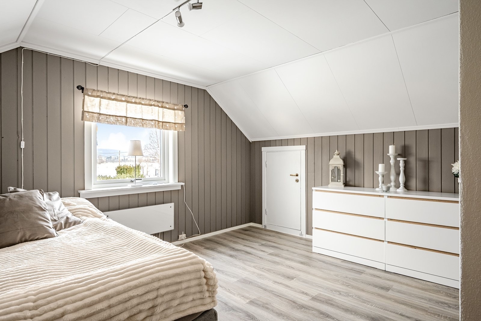 Det er plass til dobbeltseng og oppbevaringsmøbler. Galleribilde