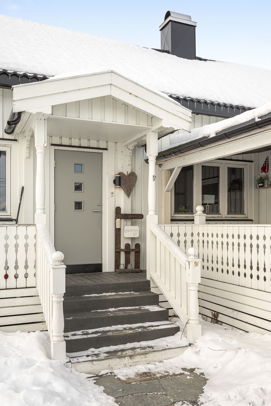 Hovedinngangen har takoverbygg og nyere inngangsdør. Galleribilde