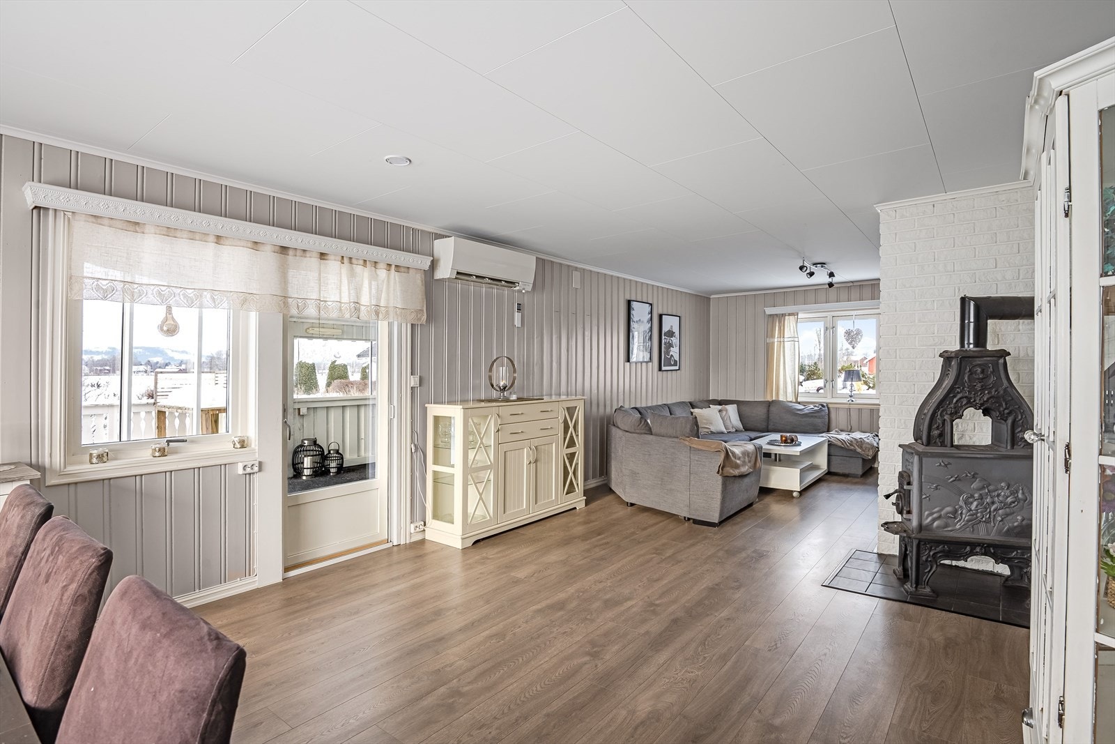 Parkettgulv strekker seg gjennom stuen og gir et helhetlig og fint inntrykk. Galleribilde