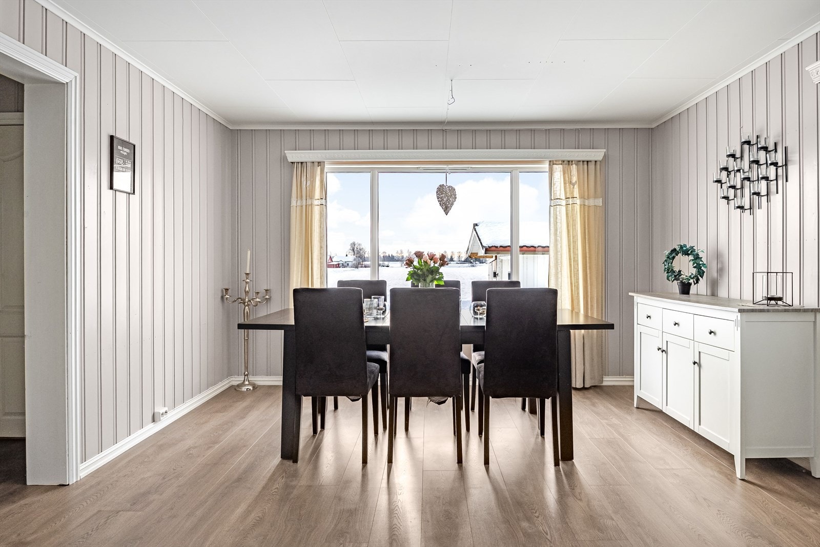 Store vindusflater i spisestuen gir rikelig med naturlig lys. Galleribilde