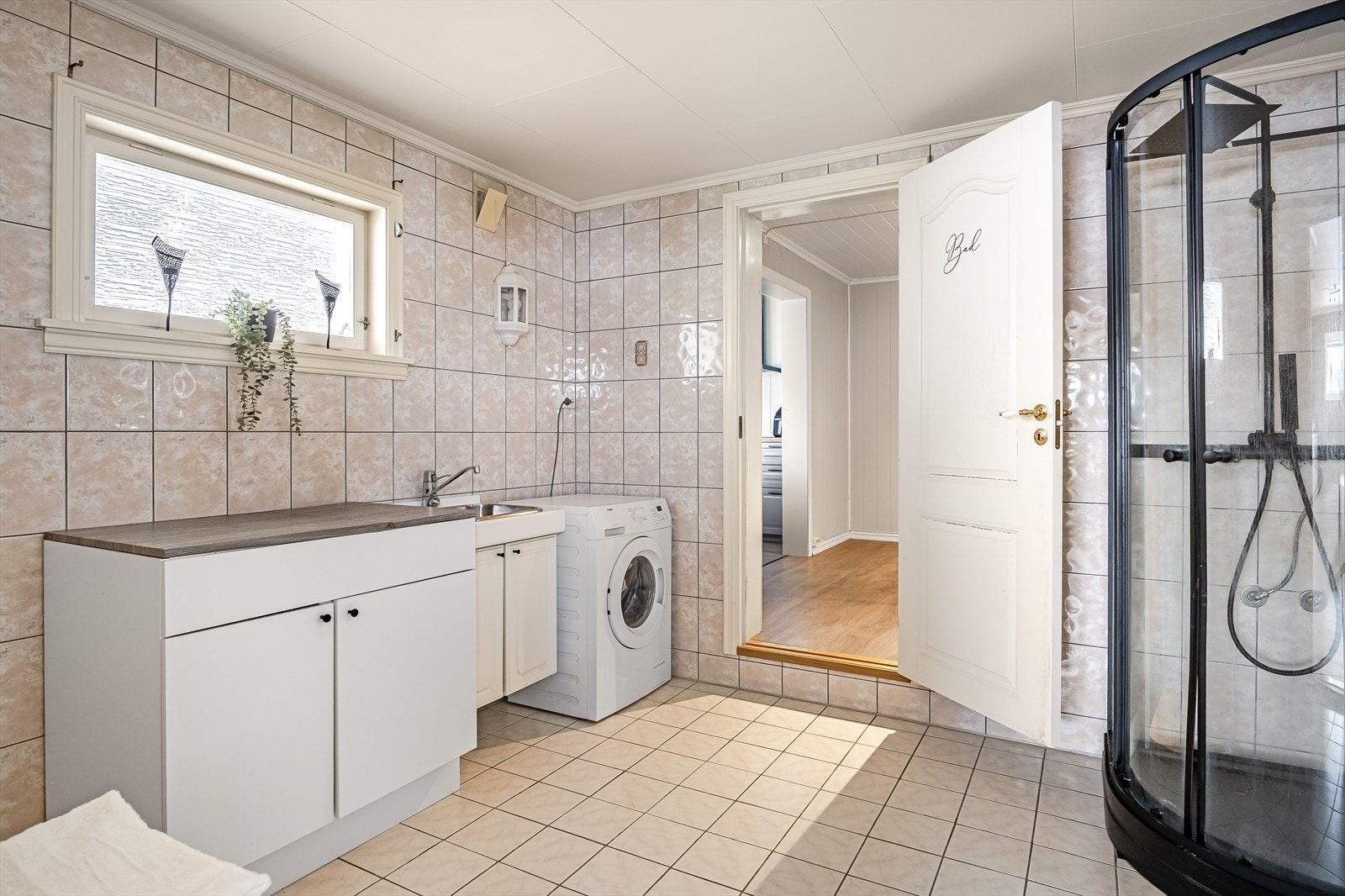 Romslig bad med flislagte overflater og elektriske varmekabler. Galleribilde