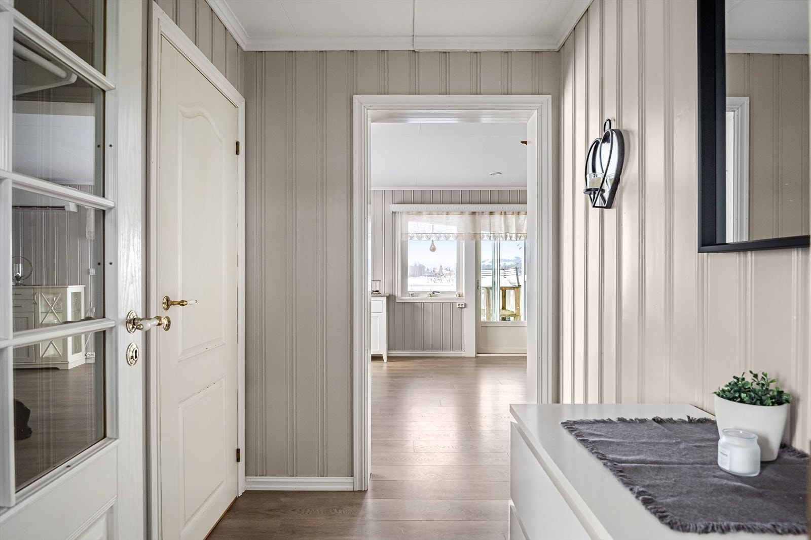 En lys gang hvor du enten tar deg ned til kjelleren eller inn til boligens stue. Galleribilde