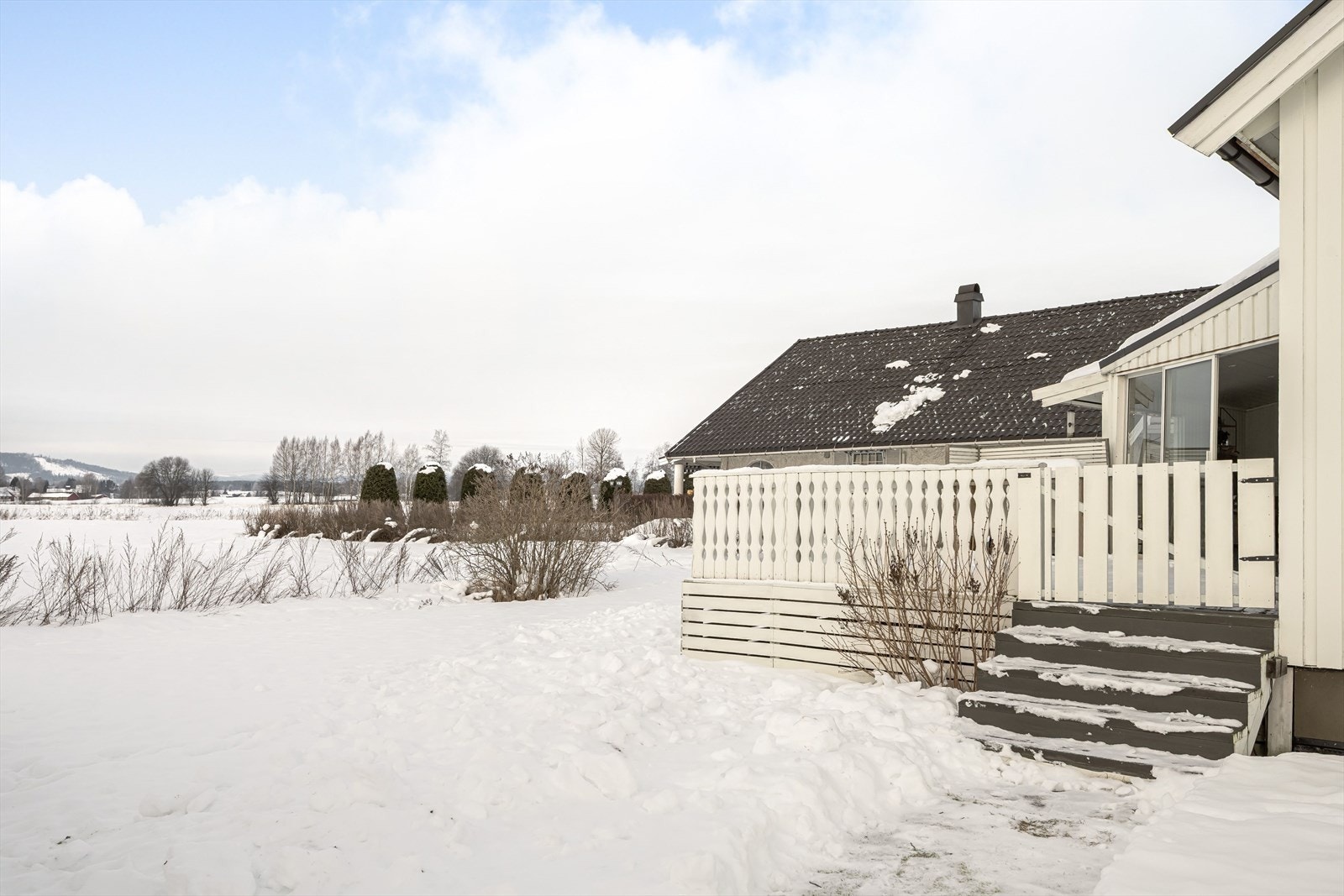 Terrassen har en direkte adkomst til hagen som store og små vil få gleden av. Galleribilde