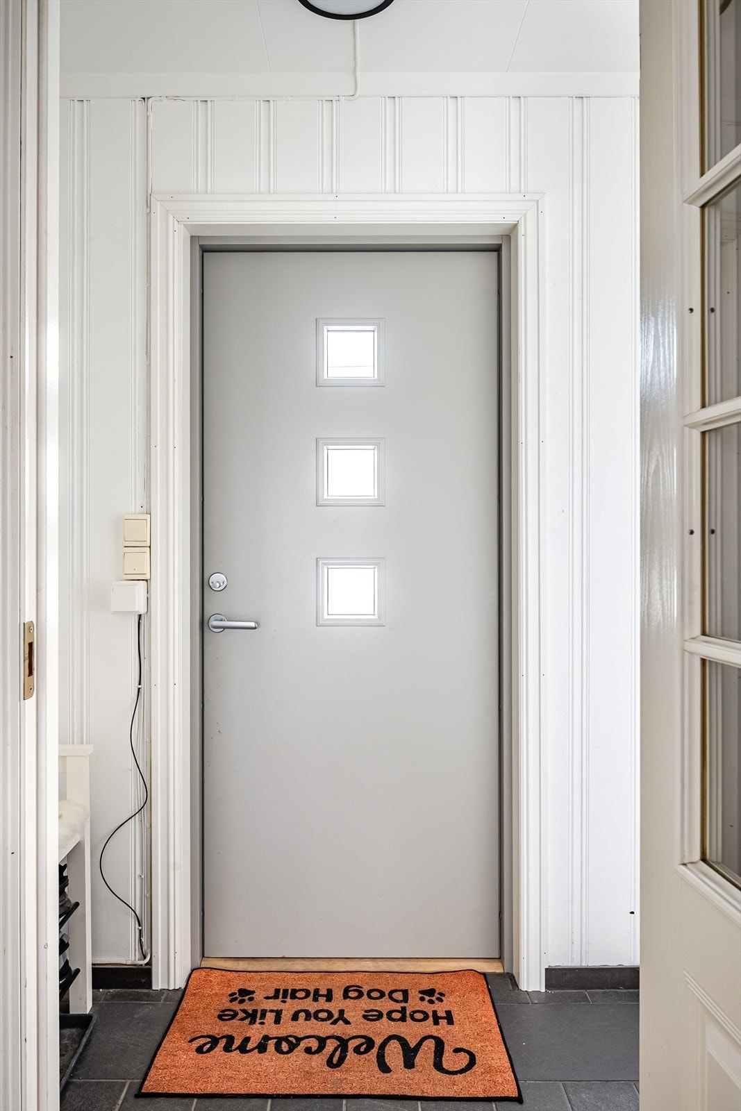 Du kommer inn til entré med lysmalte vegger og flislagt gulv. Galleribilde