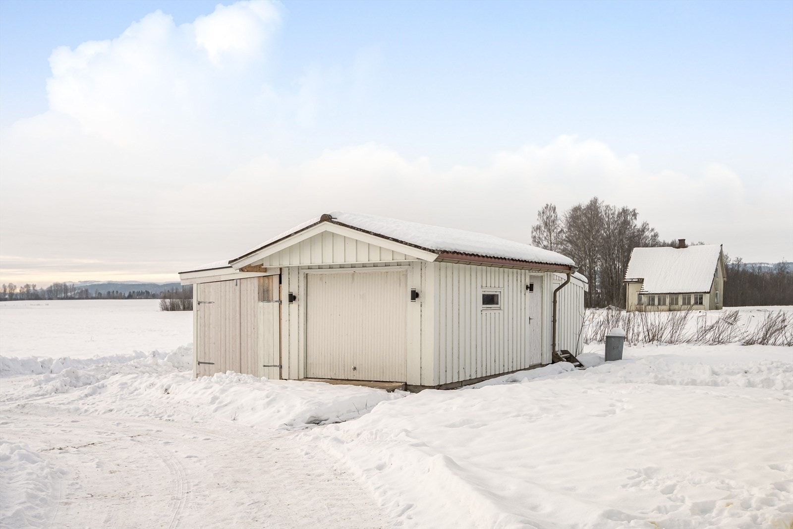 Garasjen har enkle konstruksjoner med vippeport og er fundamentert med ringmur og støpt plate. Galleribilde