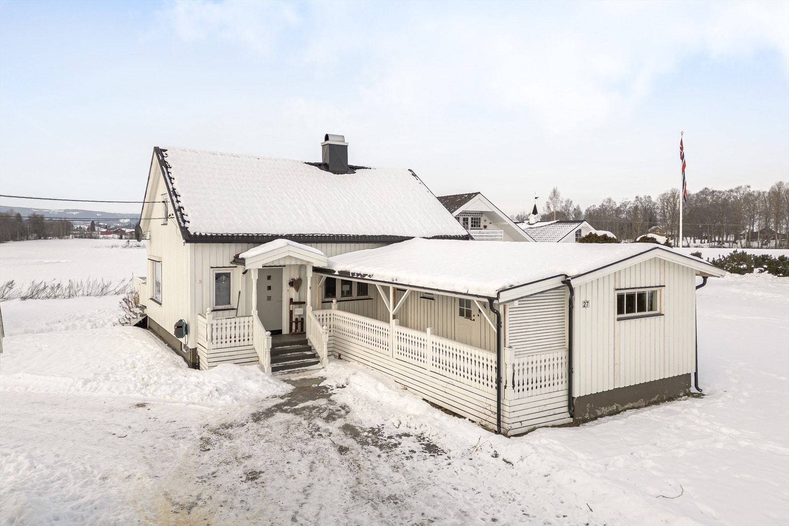 Eneboligen har taktekking av takstein og shingel, med nyere verandadør og entredør med isolerglass. Galleribilde