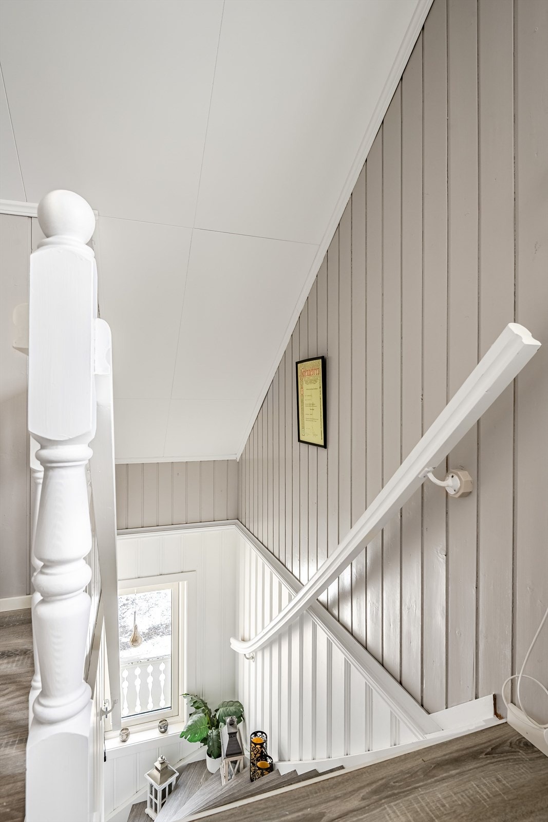 Trappe opp til 2. etasje med fint lysinnslipp fra vinduet nede og med håndløper på begge sider. Galleribilde