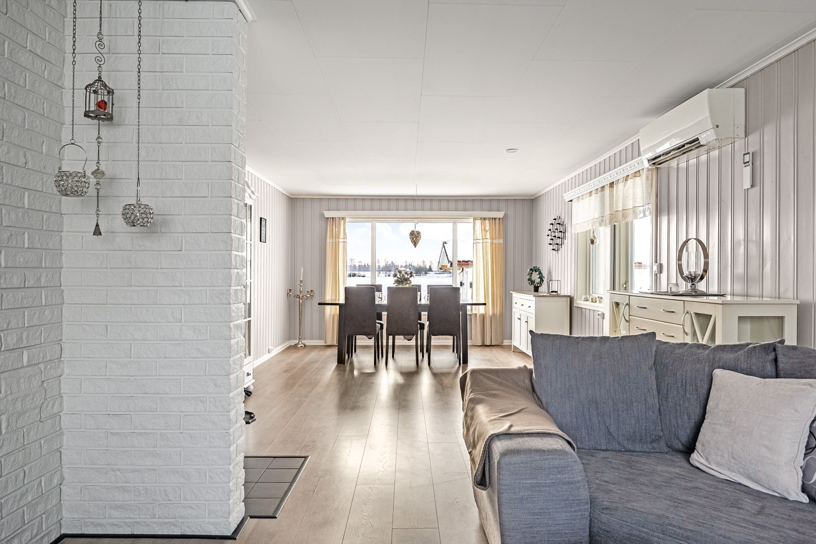 Åpen planløsning mellom stue og spisestue sørger for en sosial og fin romfølelse. Galleribilde