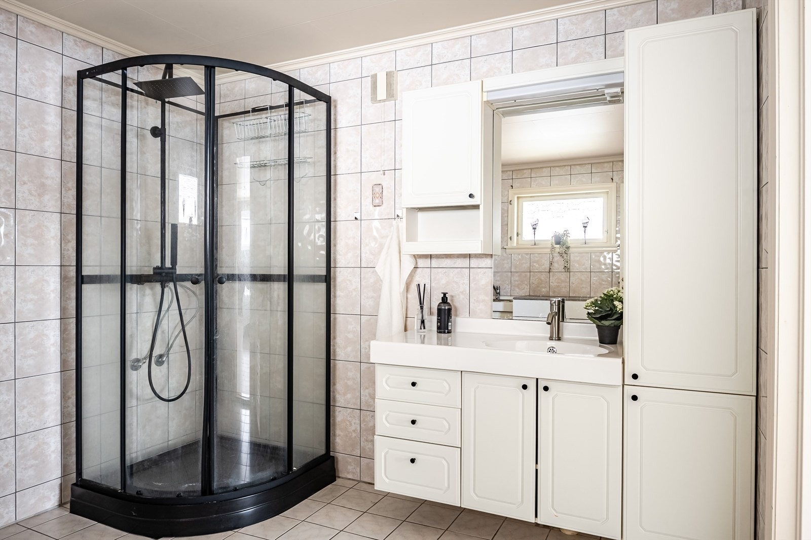 Dusjkabinett fra 2023 med fin plassering i rommet. Galleribilde