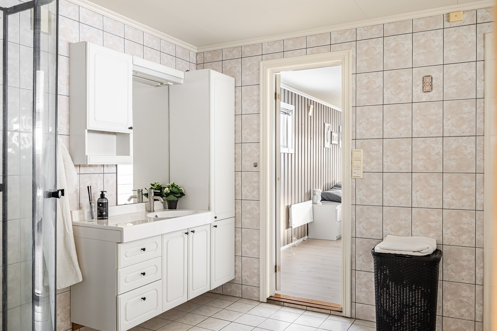 Baderommet har servantinnredning med god oppbevaringsplass både i skuffer og skap. Galleribilde