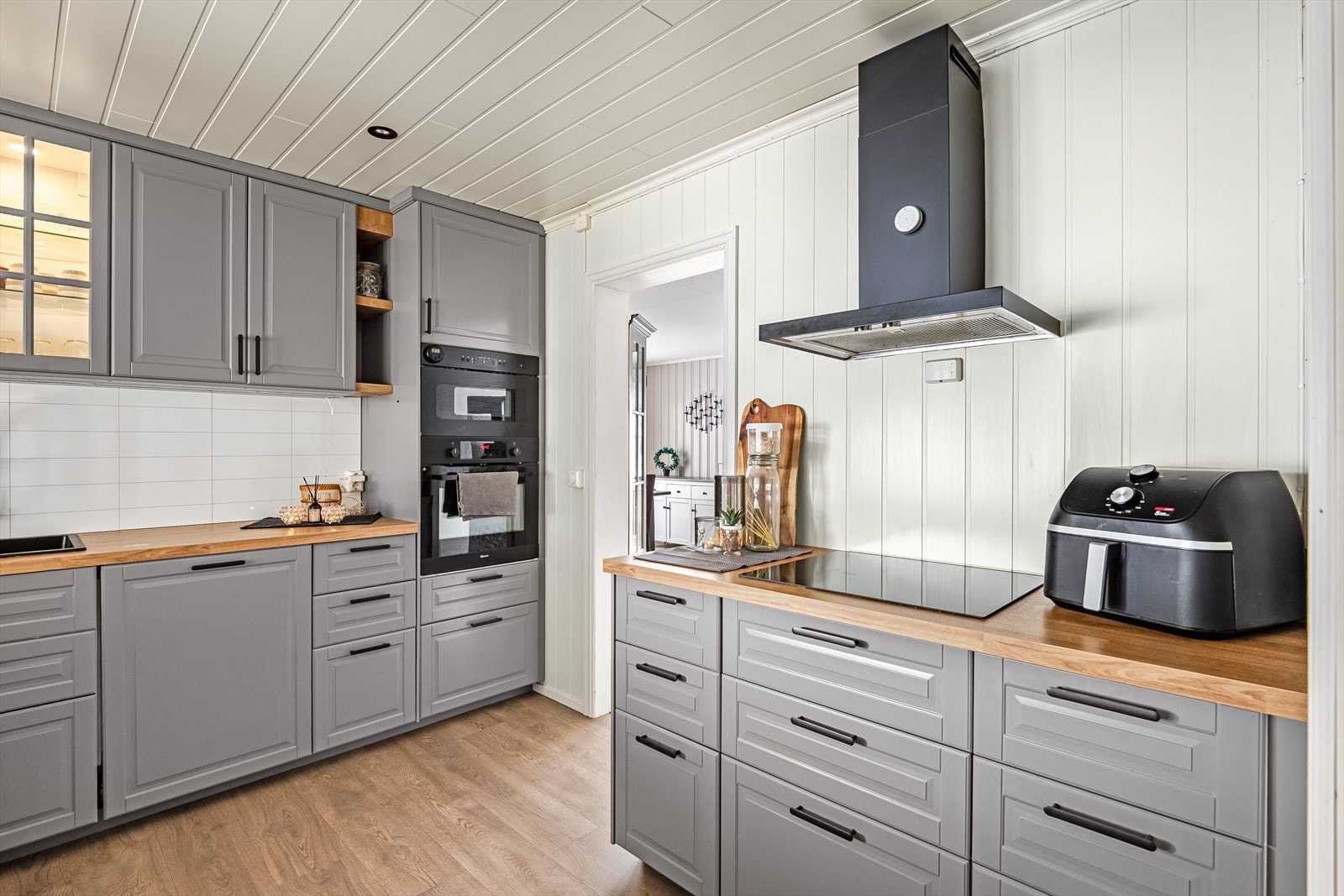 Kjøkkenventilator med kullfilter er installert over platetoppen. Galleribilde