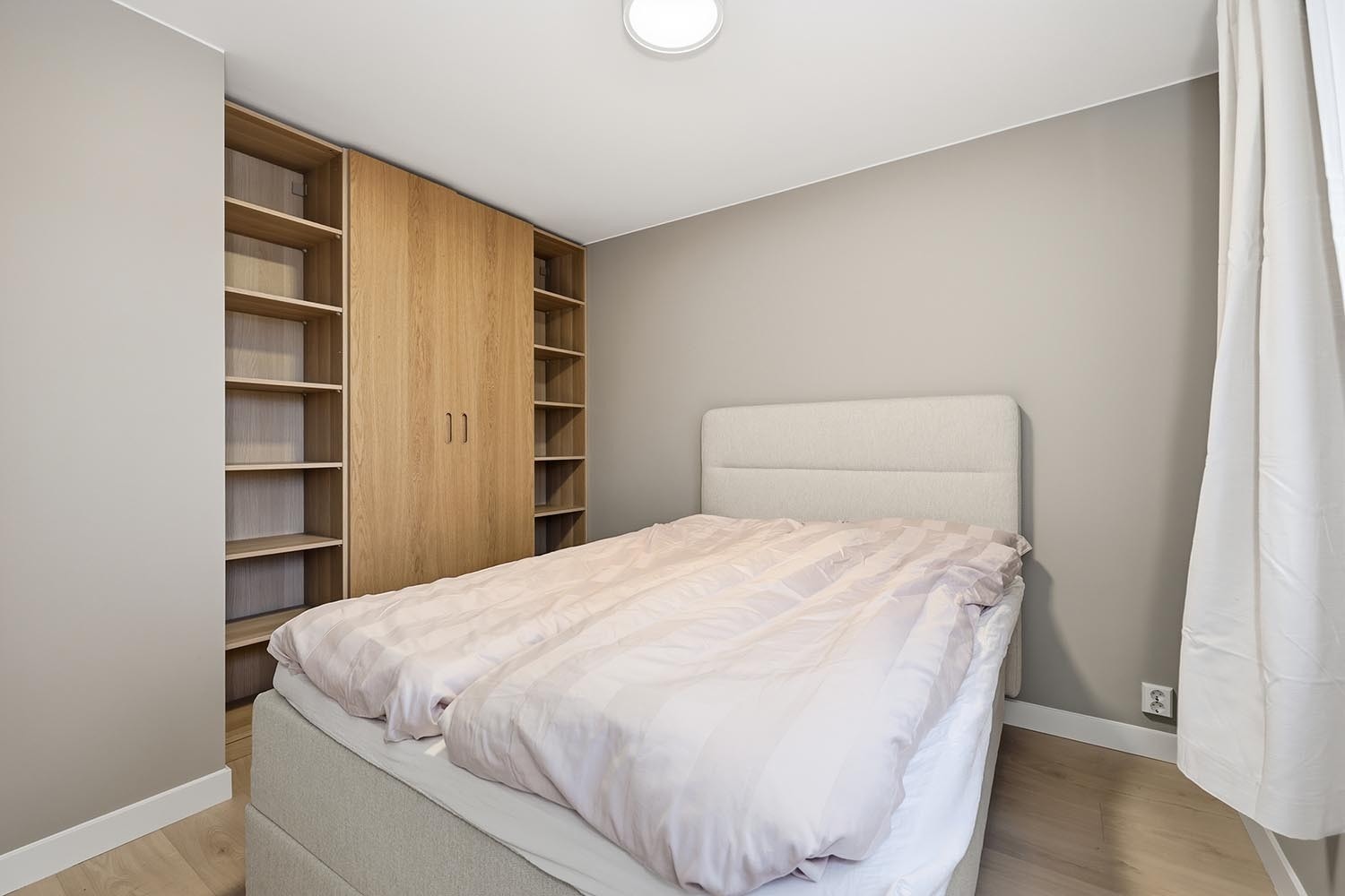 Romslig soverom med seng og innebygd garederobeskap. Galleribilde