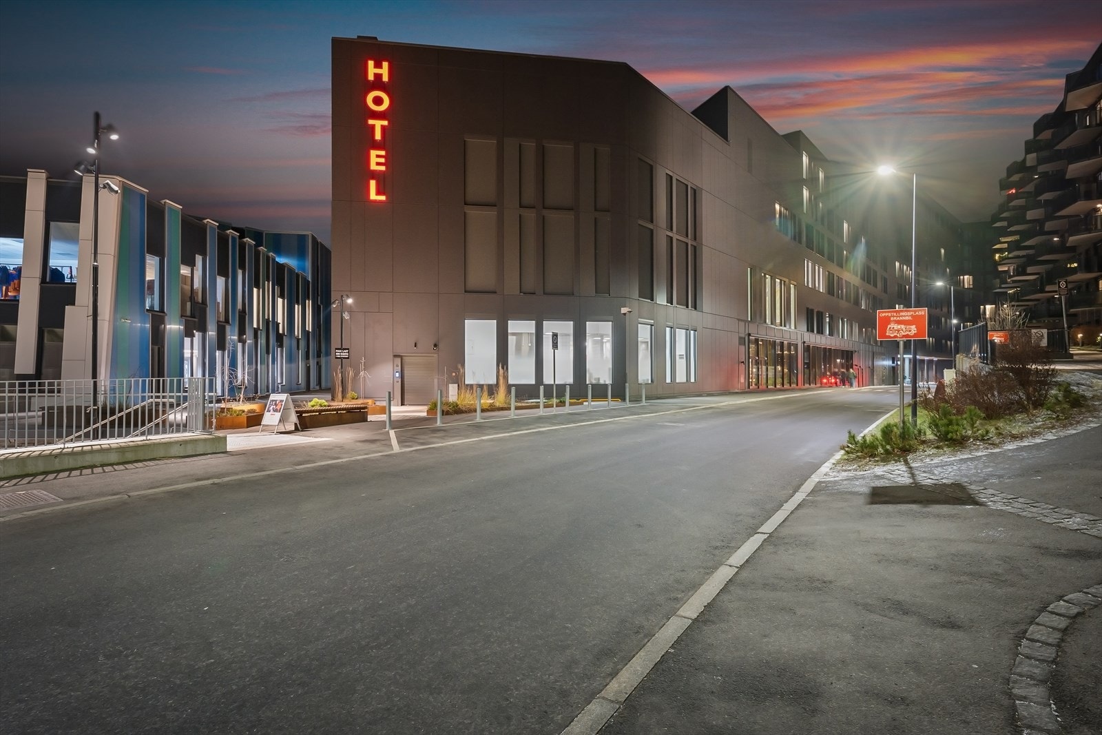 Snø helårs skianlegg, hotell og flere spisesteder og butikker i området. Galleribilde