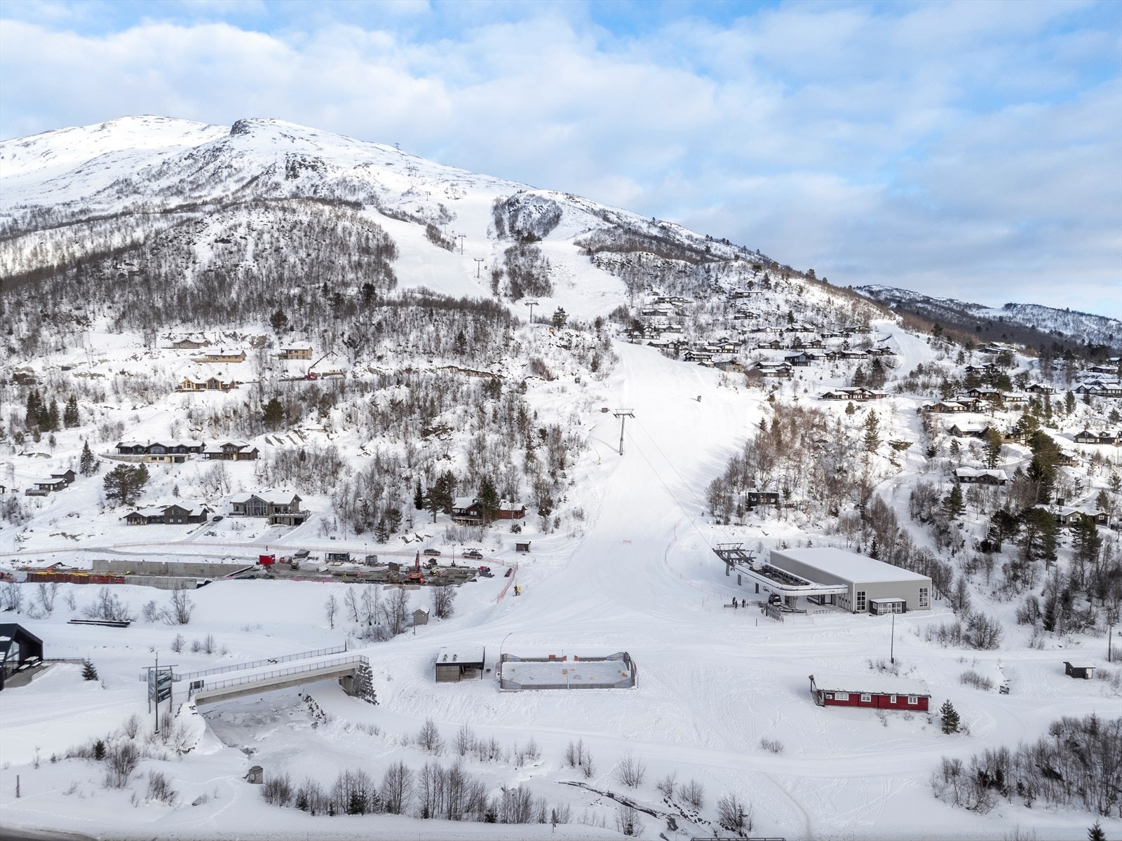 Området rundt leilighetene er ideelt for vintersport med nærhet til skibakker. Galleribilde