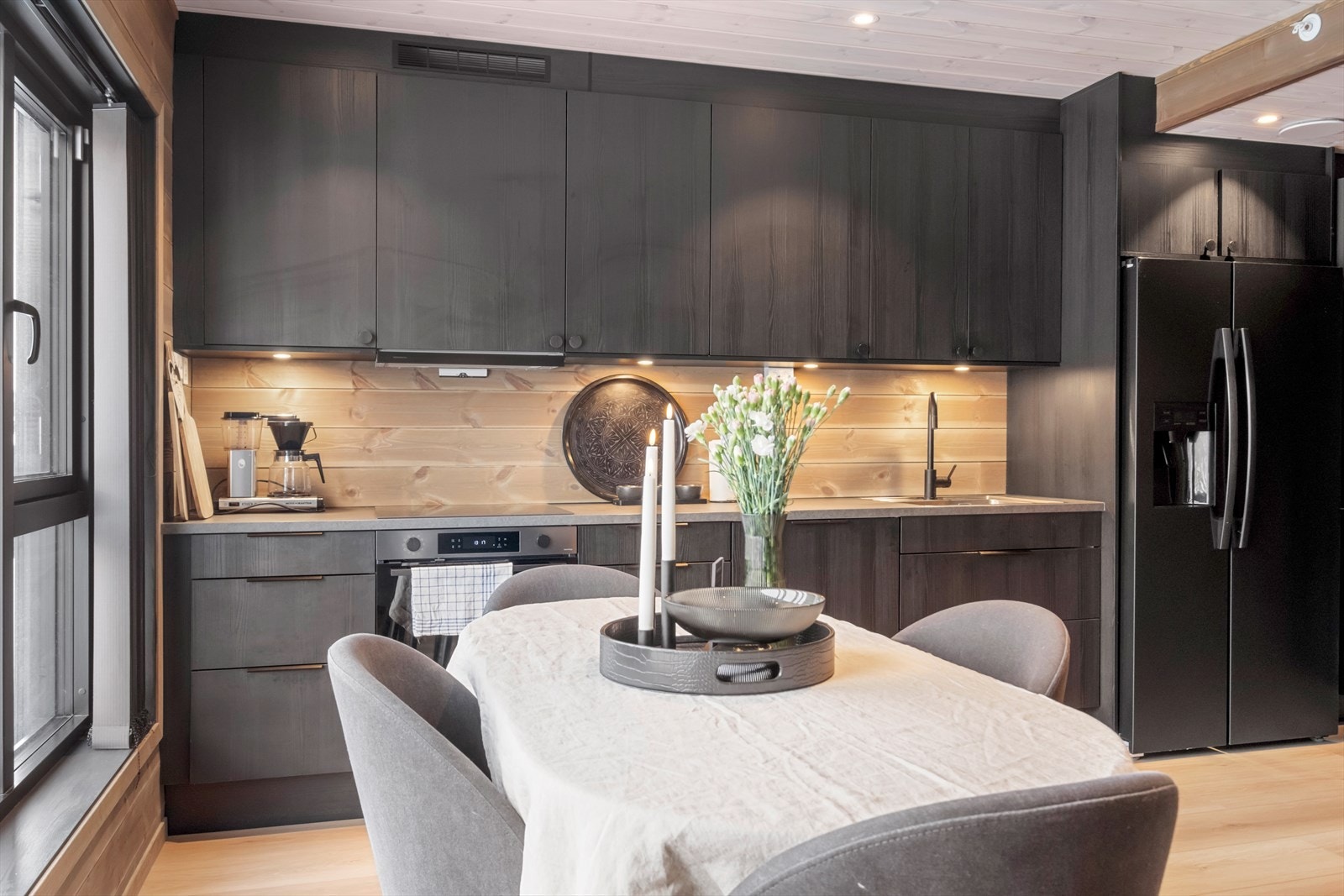 Spiseplassen har direkte utsyn mot vakker natur, noe som gir en hyggelig spiseopplevelse. Galleribilde