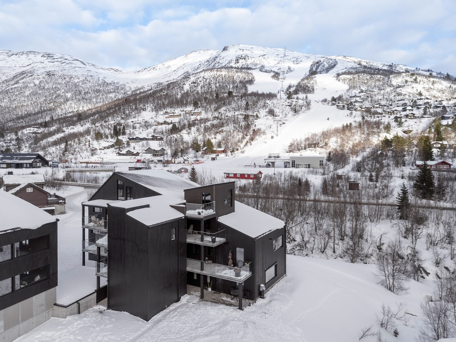 Balkonger gir mulighet for å nyte utsikten over fjellene og det snødekte landskapet. Galleribilde