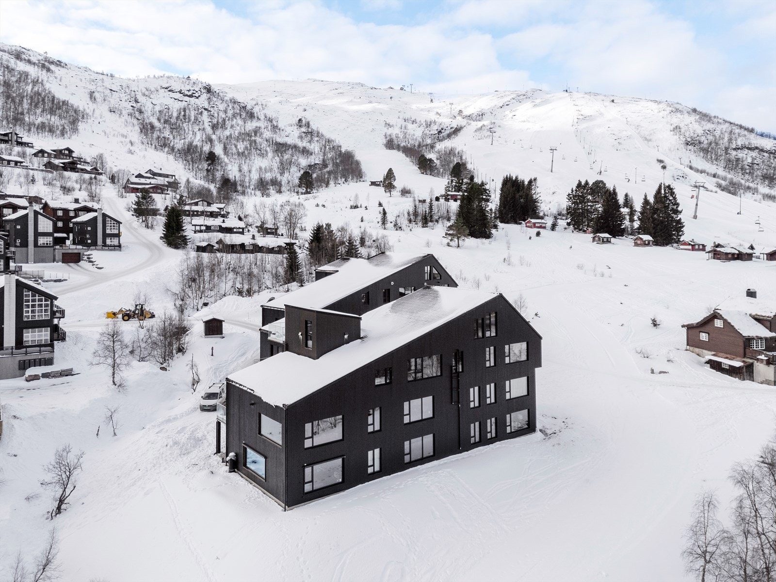 Notar ved Terje Hoel, Eiendomsmegler MNEF, Notar presenterer fritidsboligen i Resvegen 10B. Leiligheten ligger med direkte adkomst til alpinanlegg, perfekt for skiaktiviteter. Galleribilde