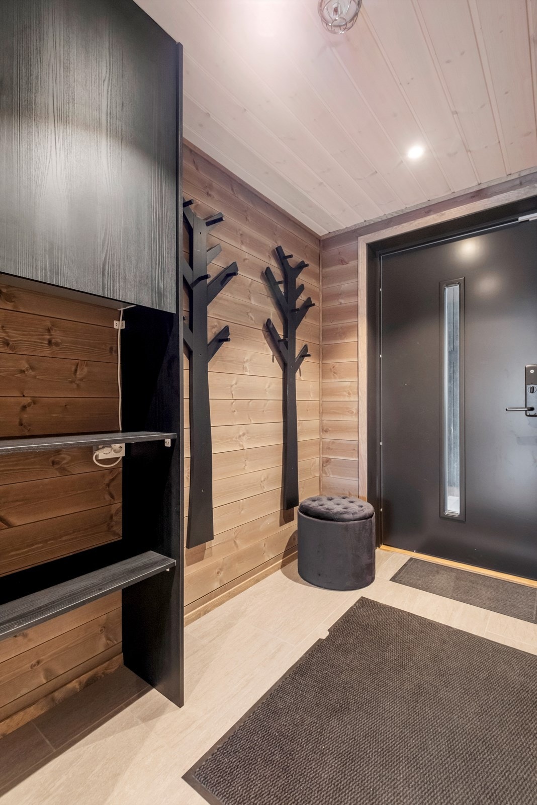 Flislagt gulv i entréen gir en praktisk løsning med varmekabler for komfort. Galleribilde