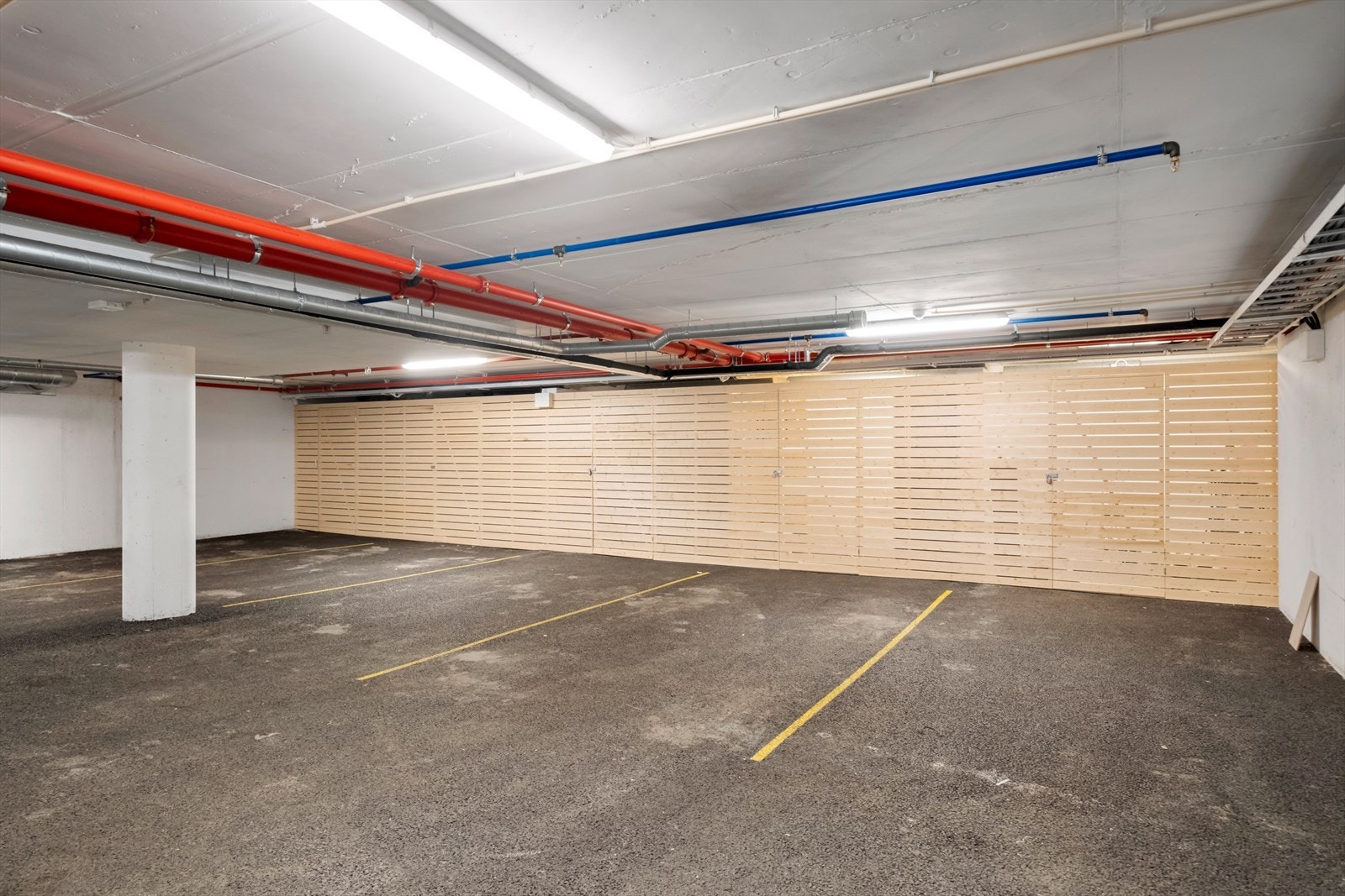 Felles parkeringskjeller med tydelig oppmerkede plasser gir enkel parkering. Galleribilde