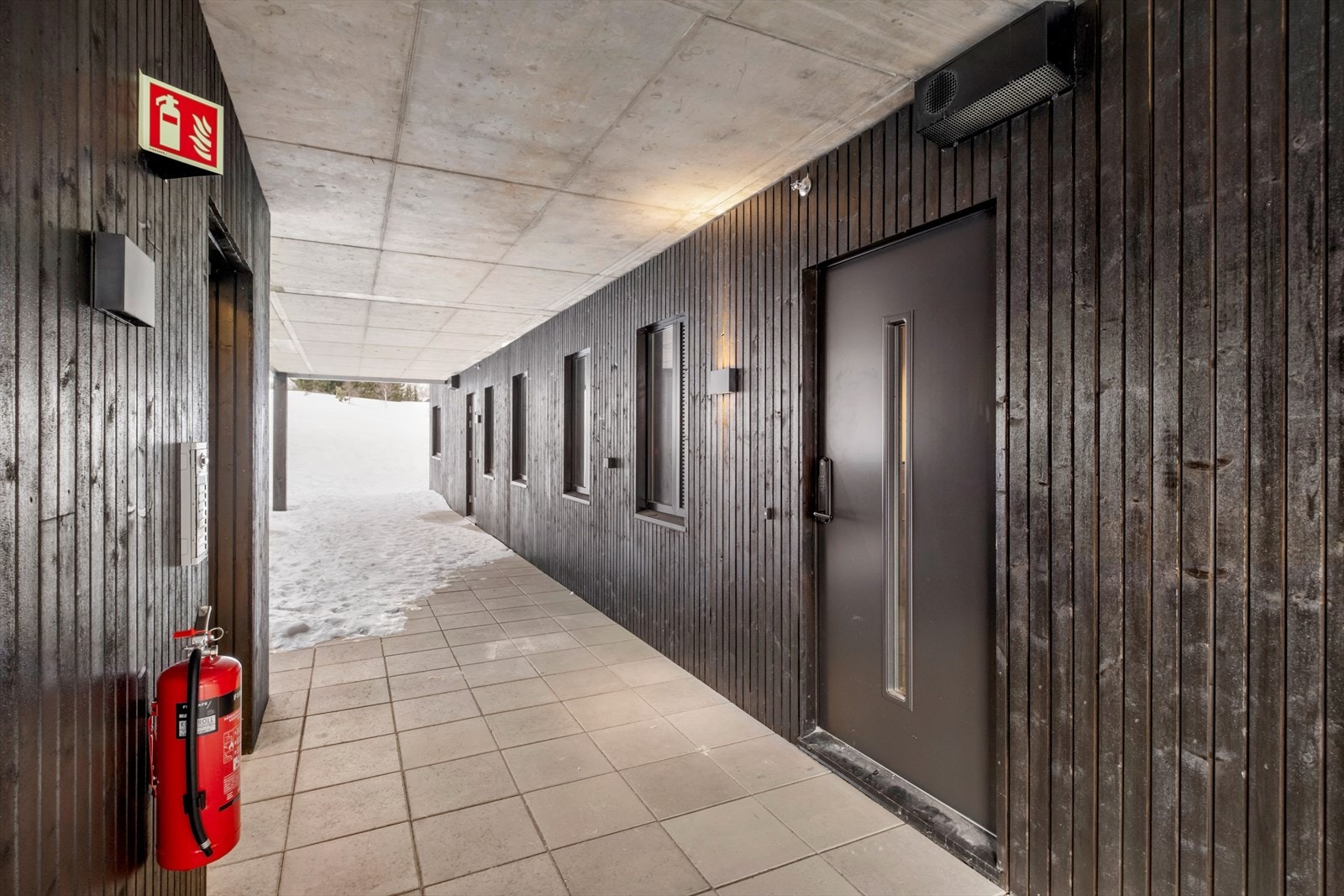 Adkomst til leiligheten er via felles trapperom med flislagt gulv og brannklassifiserte dører. Galleribilde