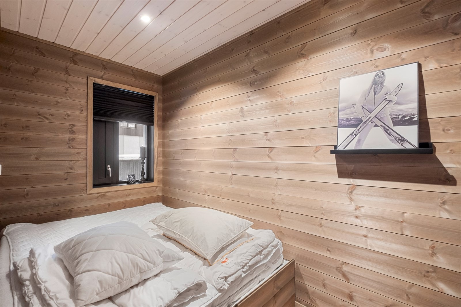 Panel på veggene og i taket gir en varm atmosfære i rommet. Galleribilde