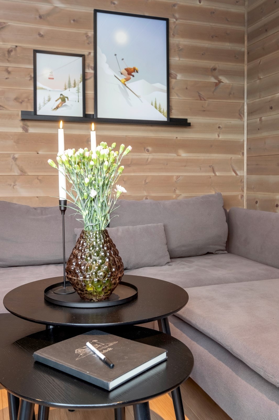 Det er plass til en komfortabel sofagruppe i stuen, perfekt for avslapning. Galleribilde