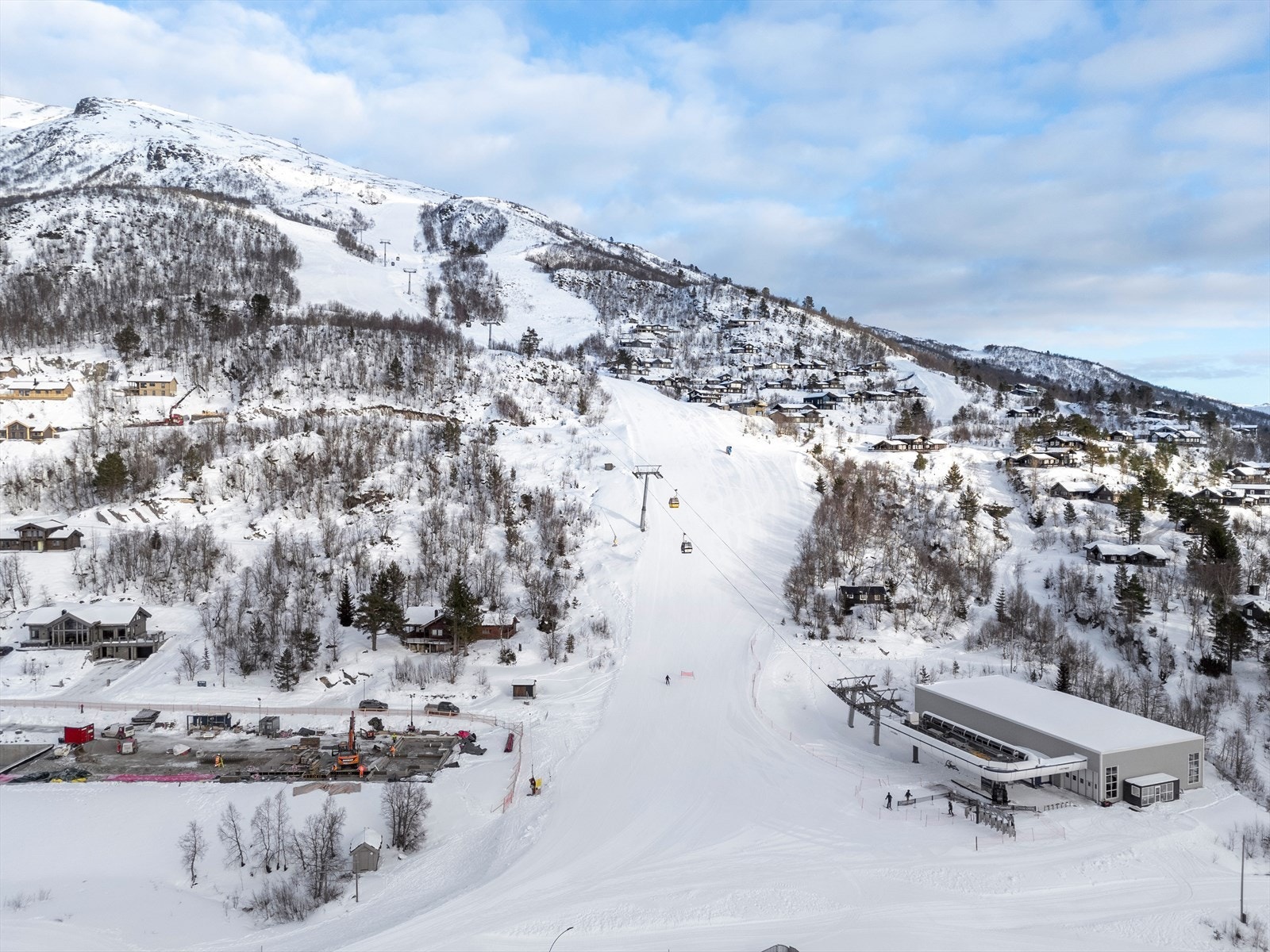 Alpinanlegget tilbyr et bredt spekter av aktiviteter for ski- og snowboardentusiaster. Galleribilde