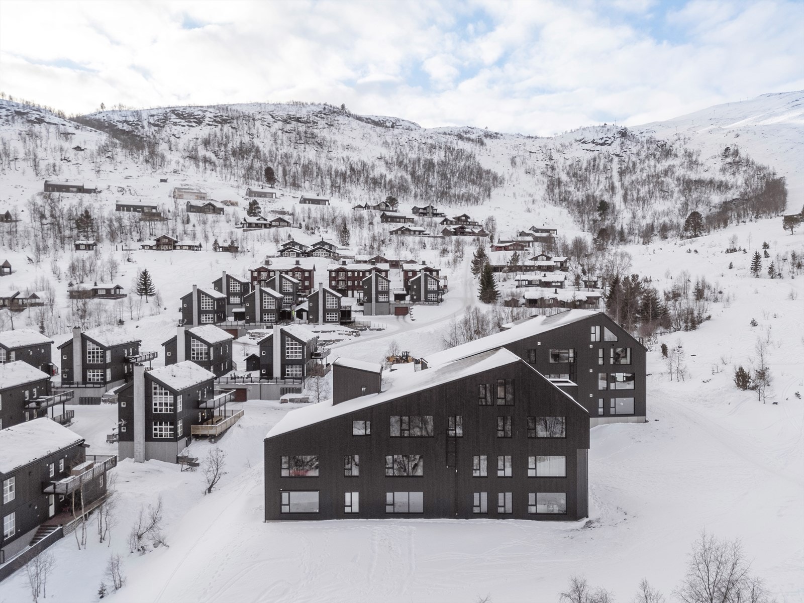 Moderne leilighetsbygg med store vindusflater gir flott utsikt og naturlig lys. Galleribilde