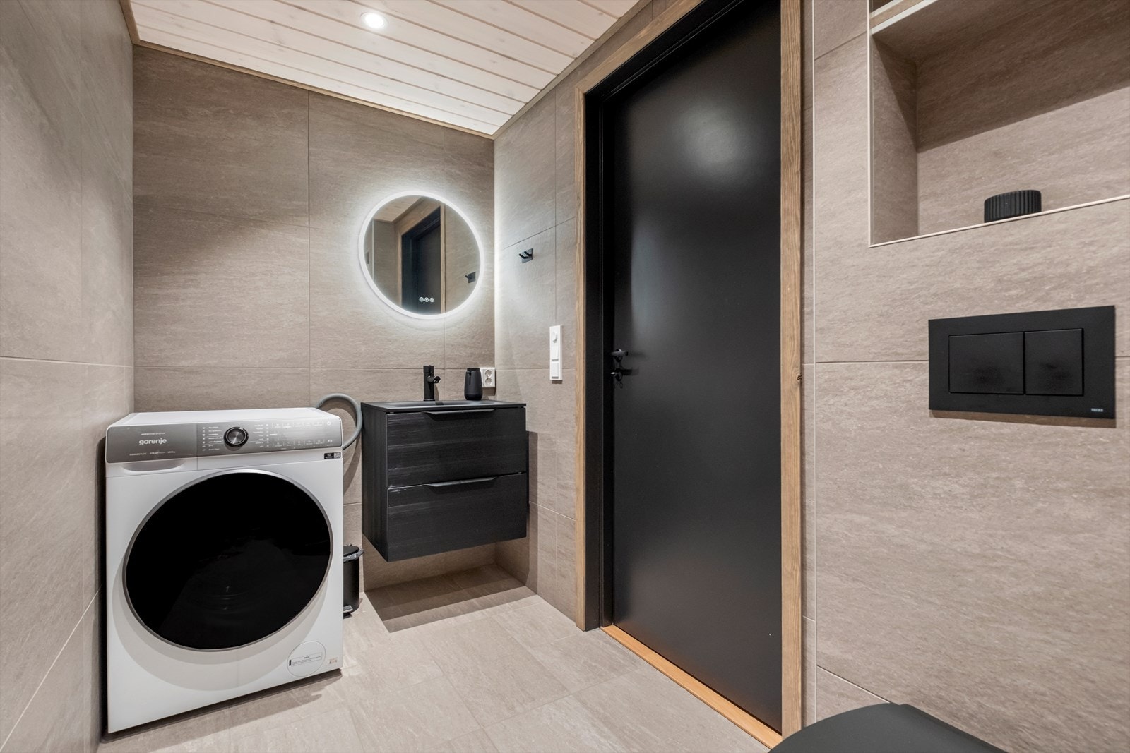 Flislagte gulv og vegger med varmekabler gir en robust våtromsløsning. Galleribilde