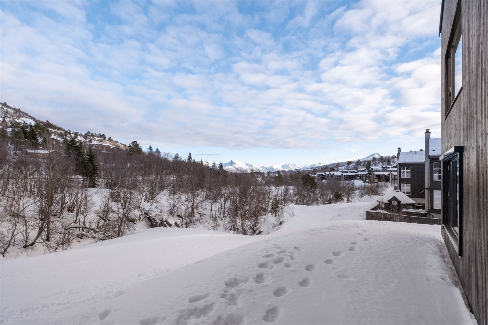 Snødekte omgivelser gir en fredelig atmosfære med muligheter for vinteraktiviteter. Galleribilde