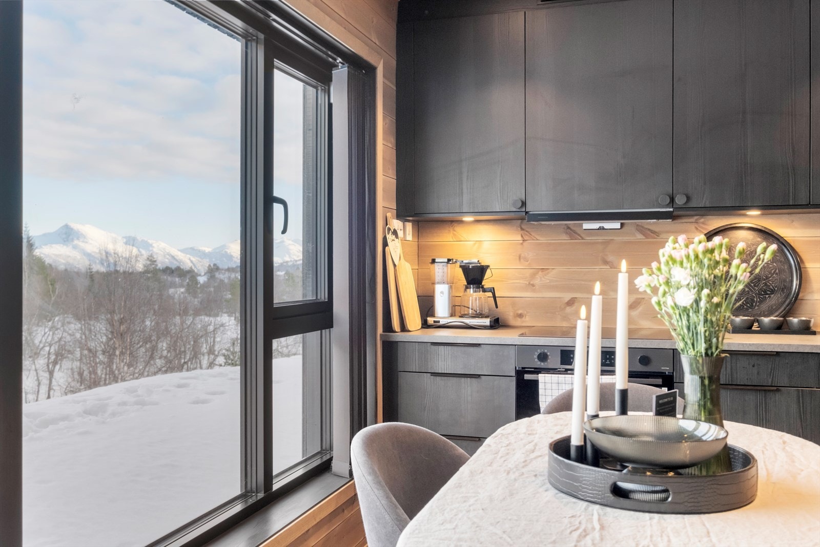 Kjøkkenet har nedfelt platetopp og rustfri oppvaskkum for effektiv matlaging. Galleribilde