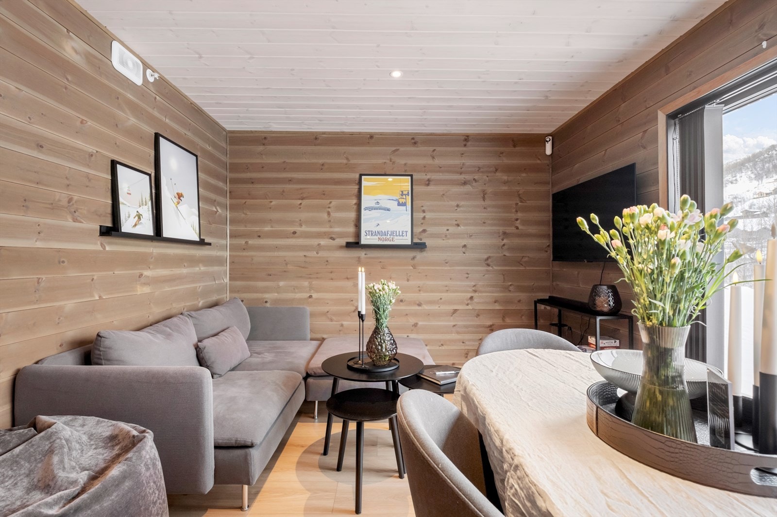 Dekorative elementer på stuebordet skaper en hjemmekoselig følelse. Galleribilde